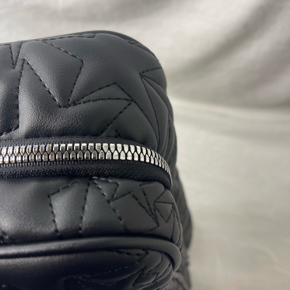 Betsey Johnson toiletries carrying case, NWT - Picture 6 of 10